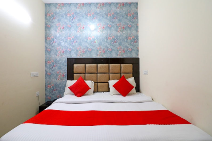 Deluxe room in Delhi hotel