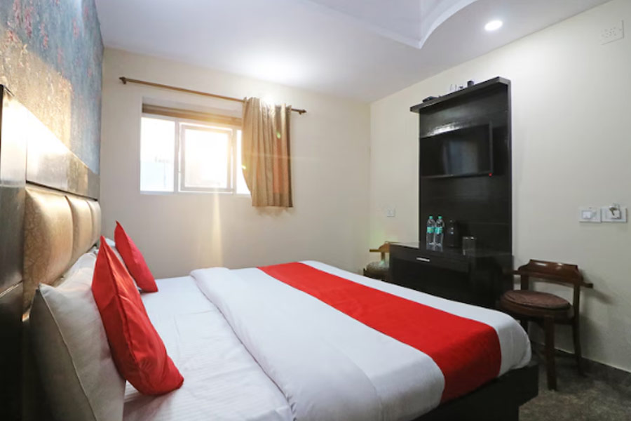 Deluxe room in Delhi hotel